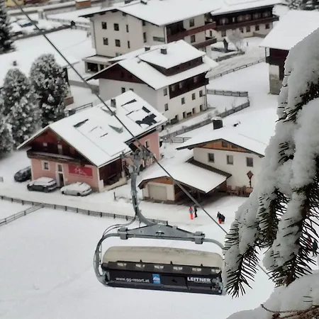 美恩斯度假屋 *